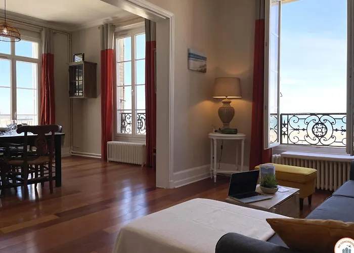 Roches Normandes - Terrasse Vue Et Trouville-sur-Mer